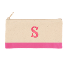 Bolsa cosmética personalizada con bordado de inicial. Color: 2 tonos fucsia. Tamaño: Pequeña