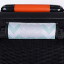 Envoltura de asas de equipaje personalizada con chevron de color gris menta.