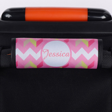 Envoltura de asas de equipaje personalizada con un bonito chevron rosa.