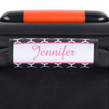 Envoltura de equipaje personalizada con marco negro y rosado.