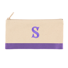 Bolsa cosmética personalizada con bordado de inicial. Color: 2 tonos violeta. Tamaño: Pequeña