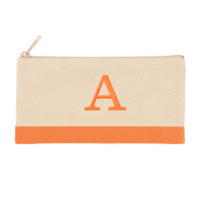 Bolsa cosmética personalizada con bordado de inicial. Color: 2 tonos naranja. Tamaño: Pequeña