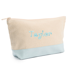 Bolsa cosmética personalizada con bordado. Color: 2 tonos azul. Tamaño: Pequeña