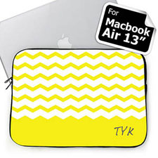 Manga MacBook Air 13 con iniciales personalizadas chrevron amarillo.