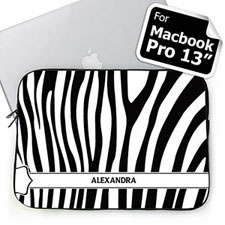 Manga de MacBook Pro 13 con diseño de cebra negro y blanco.