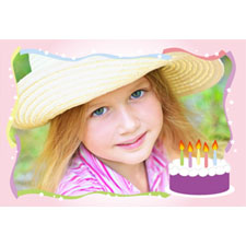 Tarjeta animada personalizable de niña con tarta de cumpleaños. (10,16cm x 15,24cm)