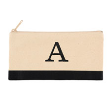 Bolsa cosmética personalizada con bordado de inicial. Color: 2 tonos negro. Tamaño: Pequeña