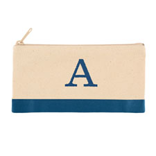 Bolsa cosmética personalizada con bordado de inicial. Color: 2 tonos azul. Tamaño: Pequeña