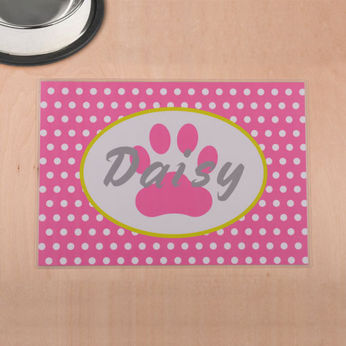 Lunares rosas personalizados e impresión de patas en la alfombra de comida para mascotas.