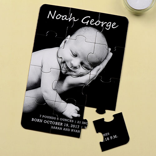 Rompecabezas como carta personalizada de anuncio con retrato del nacimiento