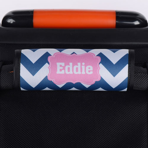 Envoltura de asas de equipaje personalizada con chevron marino color rosa.