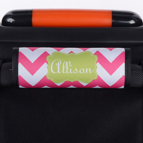 Envoltura de asas de equipaje personalizada con chevron de color rosa caliente.