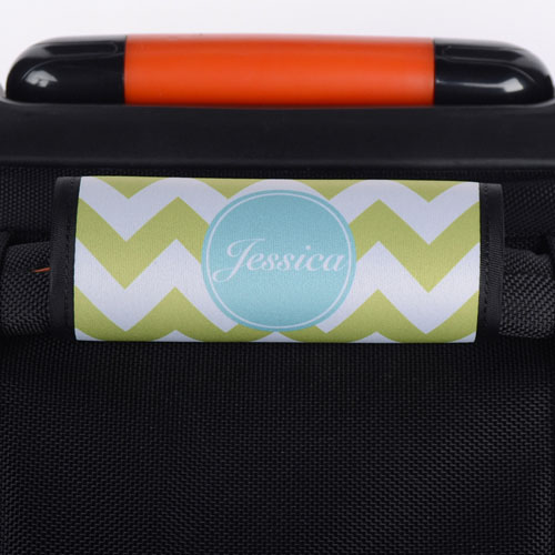 Envoltura de asas de equipaje de color aqua personalizada con chevron color lima.