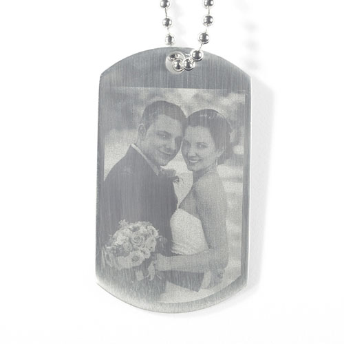 Grabar la foto de la boda en el colgante de la placa de identificación.