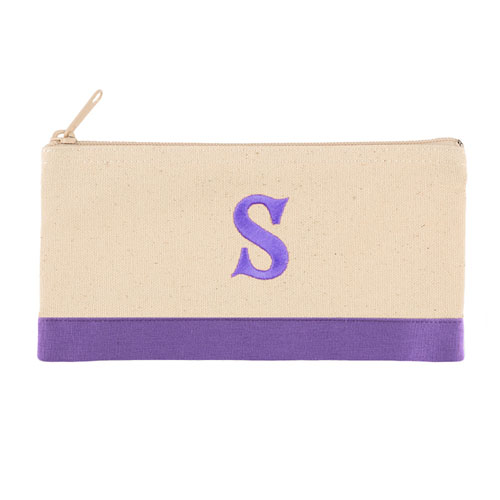 Bolsa cosmética personalizada con bordado de inicial. Color: 2 tonos violeta. Tamaño: Pequeña