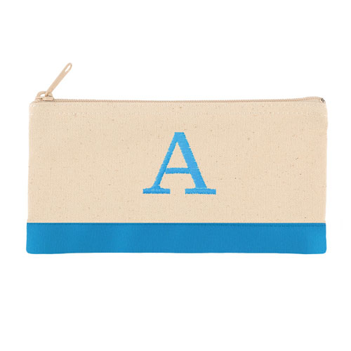 Bolsa cosmética personalizada con bordado de inicial. Color: 2 tonos aqua. Tamaño: Pequeña