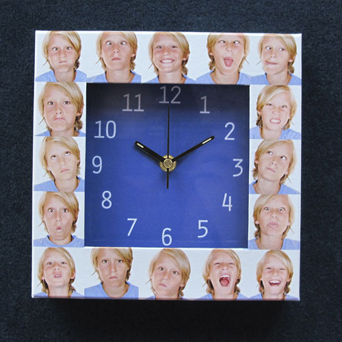 Reloj personalizado con collage de 16 fotografías en color azul