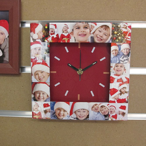 Reloj personalizado con collage de 16 fotografías en rojo