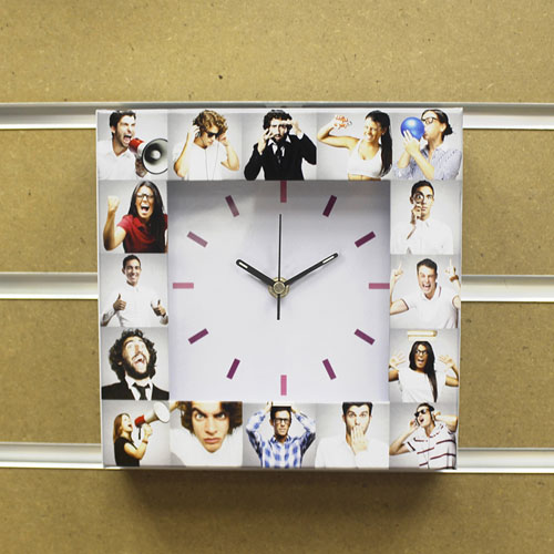 Reloj personalizado con collage de 16 fotografías en blanco
