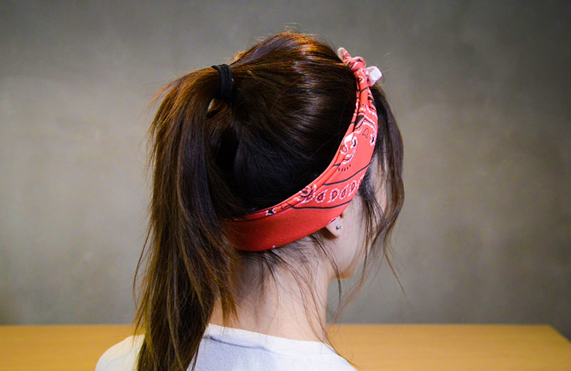 Use el pañuelo personalizado como cinta para el pelo